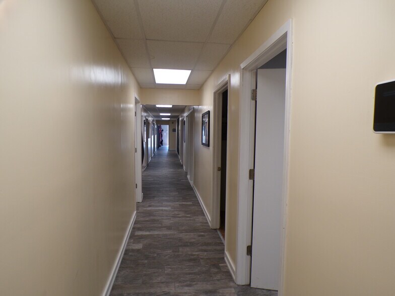 More Photos Of 7619-7621 E 46th Pl, Tulsa Showroom For Sale