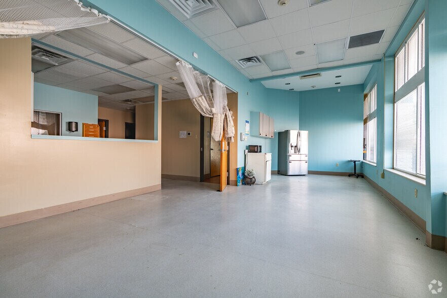 More Photos Of 1726 Poplar Ave, Memphis Medical For Sale