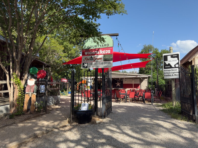 More Photos Of 1706 Hunter Rd, New Braunfels Storefront For Sale