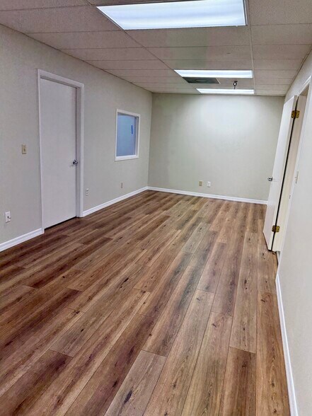 More Photos Of 5422-5432 W Crenshaw St, Tampa Unknown For Lease