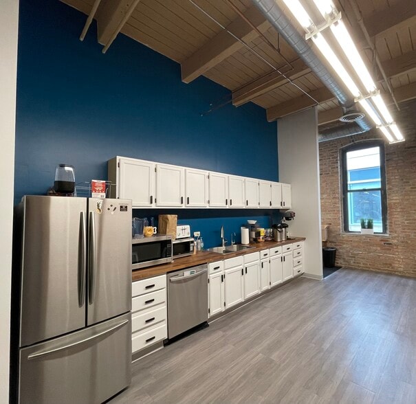 More Photos Of 9-15 W Hubbard St, Chicago Loft Creative Space For Lease