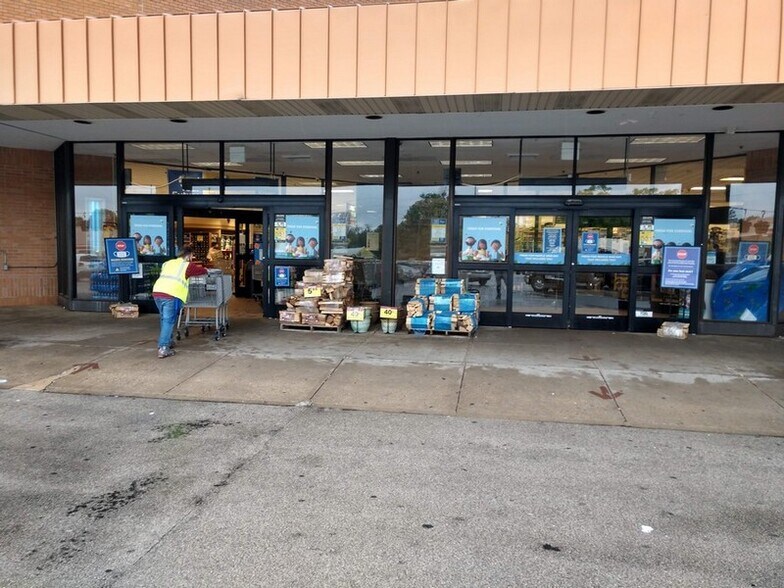 More Photos Of 3311 N Sterling Ave, Peoria General Retail For Sale