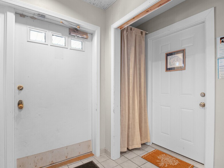 More Photos Of 644 E Main St, Palmyra Office For Sale