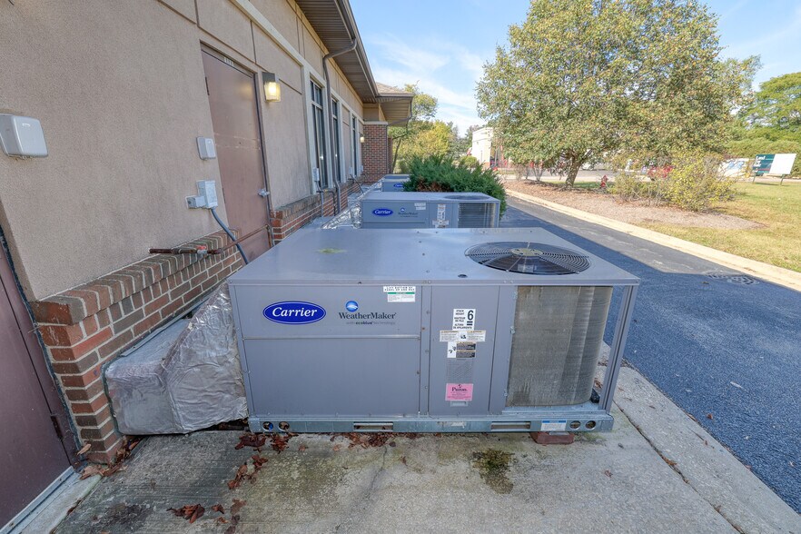 More Photos Of 1048-1054 Norwood Ln, Bartlett Office For Sale