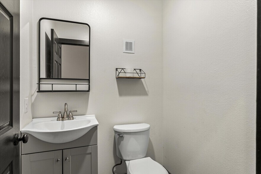 More Photos Of 106 N Main St, Grand Saline Storefront For Sale