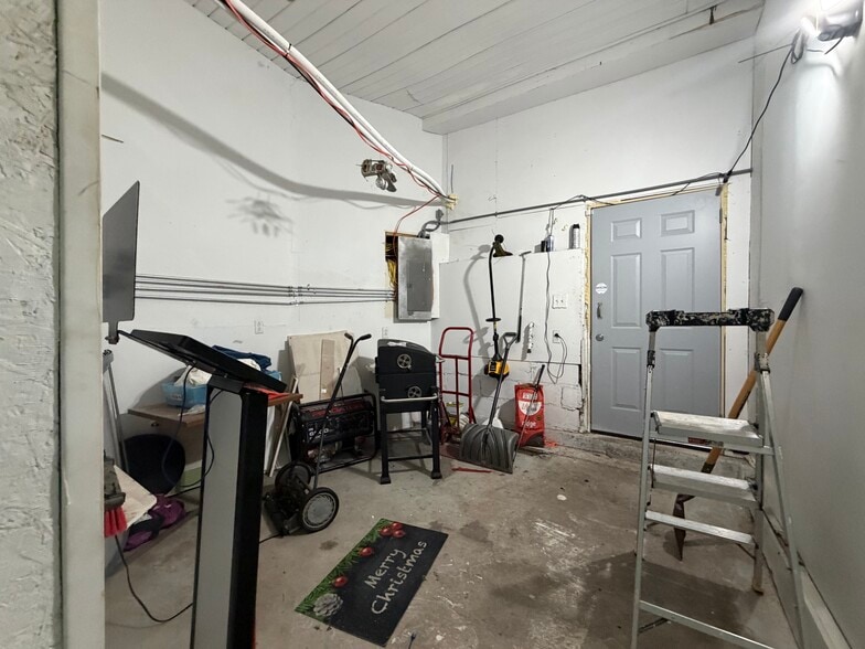 More Photos Of 130 Central Ave, Kincaid General Retail For Sale