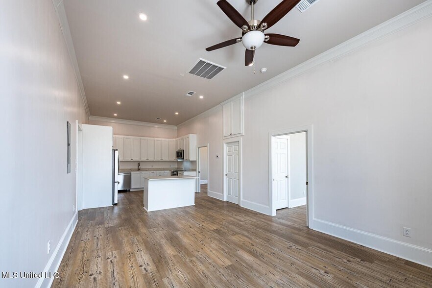 More Photos Of 433 Main St, Natchez Freestanding For Sale