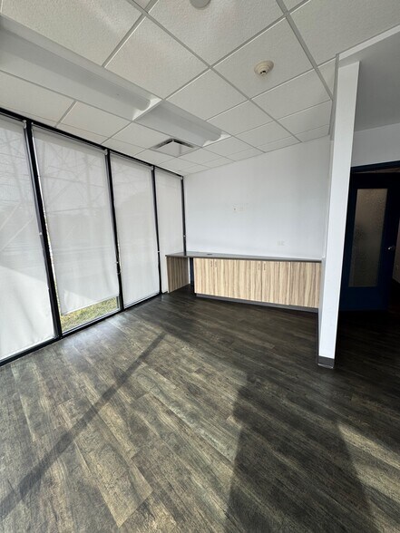 More Photos Of 4950-5020 W Dempster St, Skokie Unknown For Lease