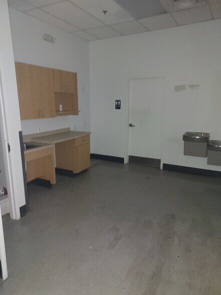 More Photos Of 17000-17030 Kercheval Ave, Grosse Pointe General Retail For Sale