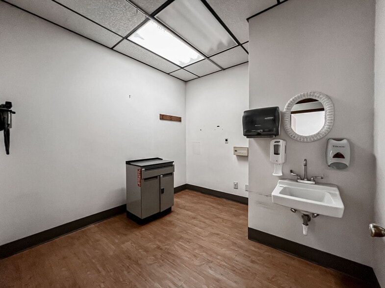 More Photos Of 119 W Lowman St, Mullins Medical For Sale