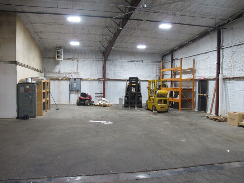 More Photos Of 1411 W Phelps St, Springfield Service For Lease