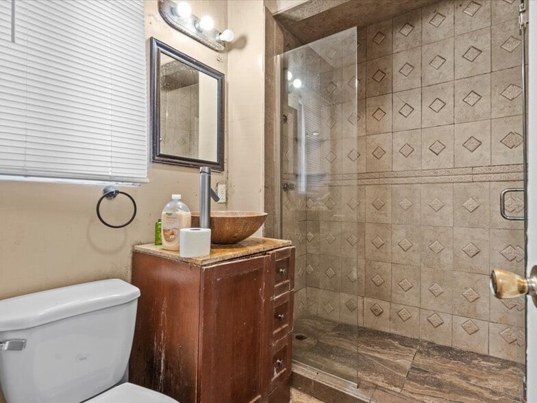 More Photos Of 10914 S Figueroa St, Los Angeles Hotel For Sale