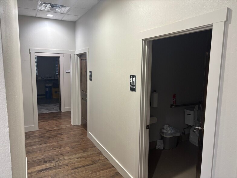 More Photos Of 4722 College Park, San Antonio Light Distribution For Sale