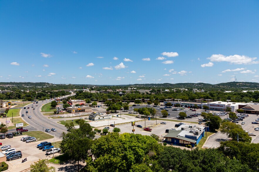 More Photos Of 222 S Sidney Baker St, Kerrville Office For Lease
