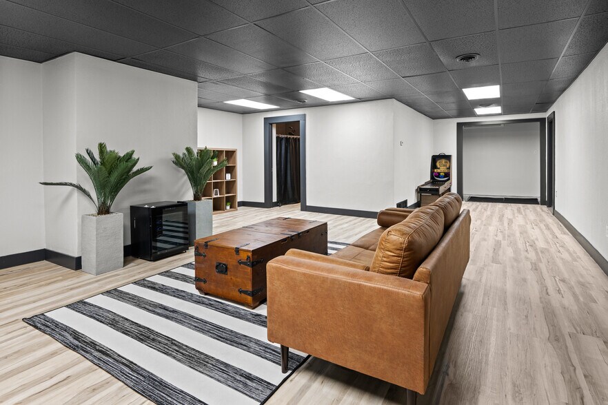 More Photos Of 2400 24th St, Rock Island Office Residential For Lease