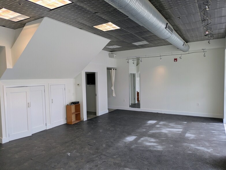 More Photos Of 400 W Rosemary St, Chapel Hill Apartments For Lease