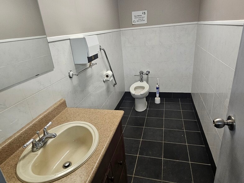 More Photos Of 30 Ridgeway Cir, Woodstock Office For Sale