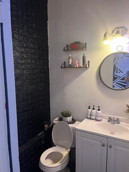 More Photos Of 103 W 6th St, Tyler Flex For Lease