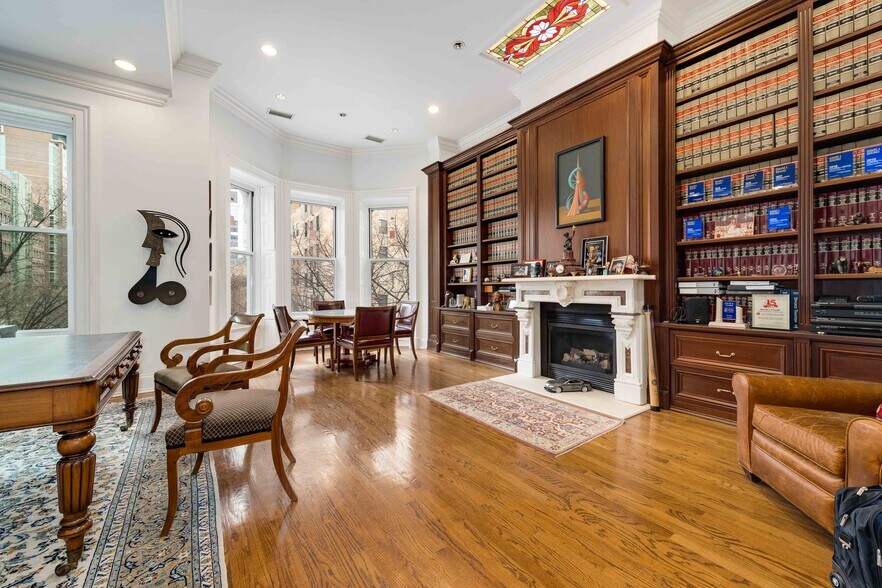 More Photos Of 812 N Dearborn St, Chicago Office For Sale