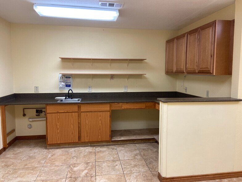 More Photos Of 515 N King St, Seguin Medical For Sale