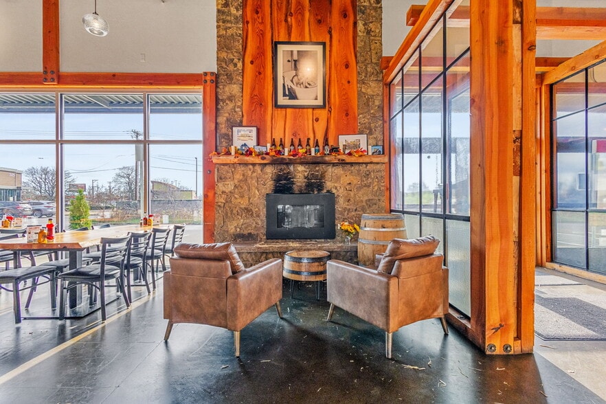 More Photos Of 555 9th St NW, Salem Bar For Lease