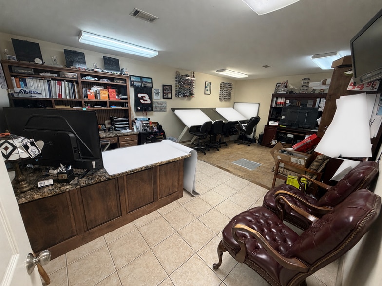 More Photos Of 18525 I-30 Hwy, Benton Showroom For Sale