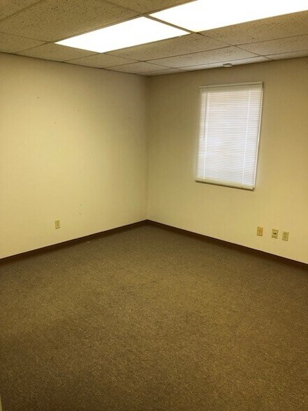 More Photos Of 6821 W 70th St, Shreveport Office For Sale