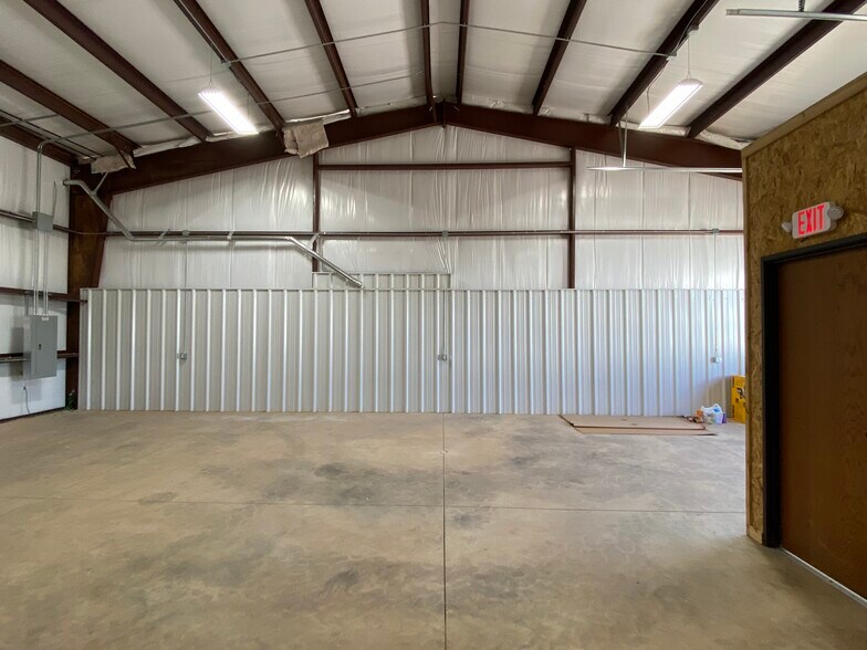 More Photos Of 8116 Silver Crossing, Oklahoma City Warehouse For Lease