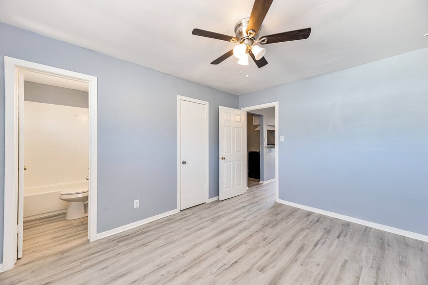 More Photos Of 3040 Golfcrest Blvd, Houston Apartments For Sale