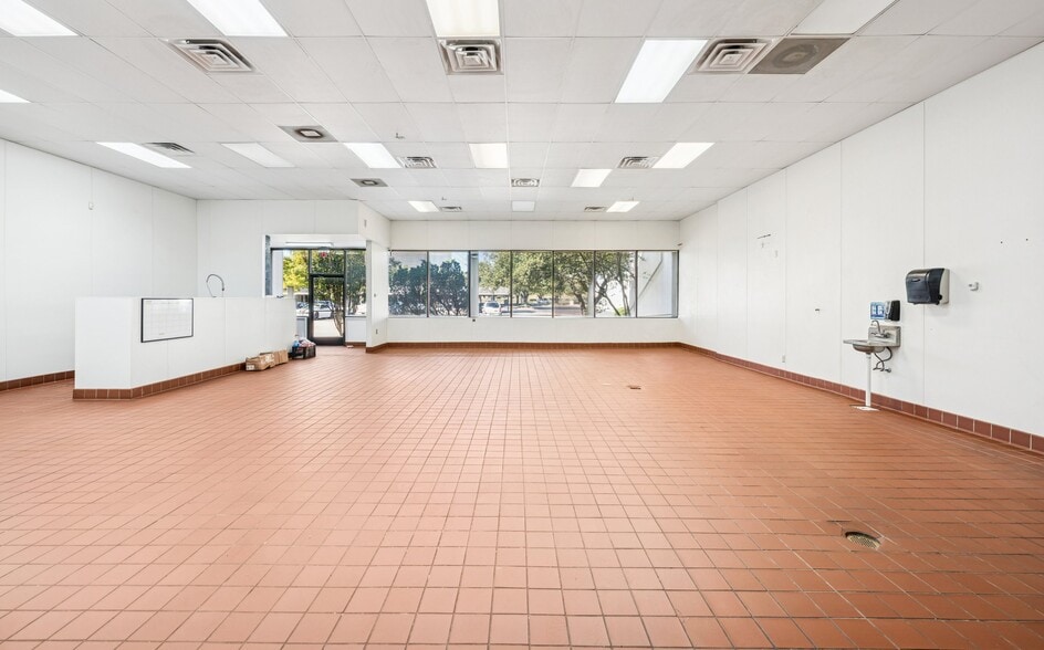 More Photos Of 15026-15080 Beltway Dr, Addison Light Manufacturing For Lease