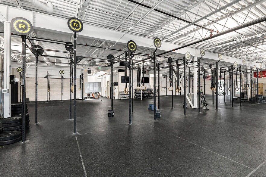 More Photos Of 221 W County Line Rd, Littleton Freestanding For Lease