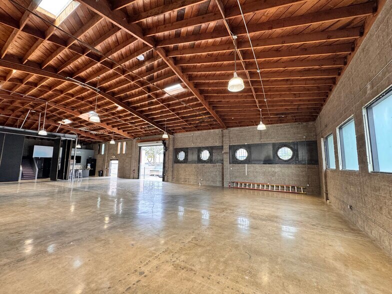 More Photos Of 1366 Hornblend St, San Diego Flex For Lease