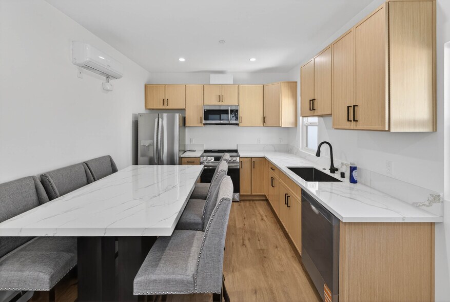 More Photos Of 678 E 45th St, Los Angeles Multifamily For Sale