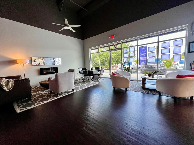 More Photos Of 955 E Main St, Lexington Freestanding For Lease