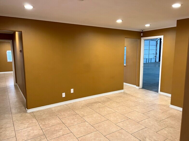 More Photos Of 5508-5516 Brewster St, San Antonio Warehouse For Lease