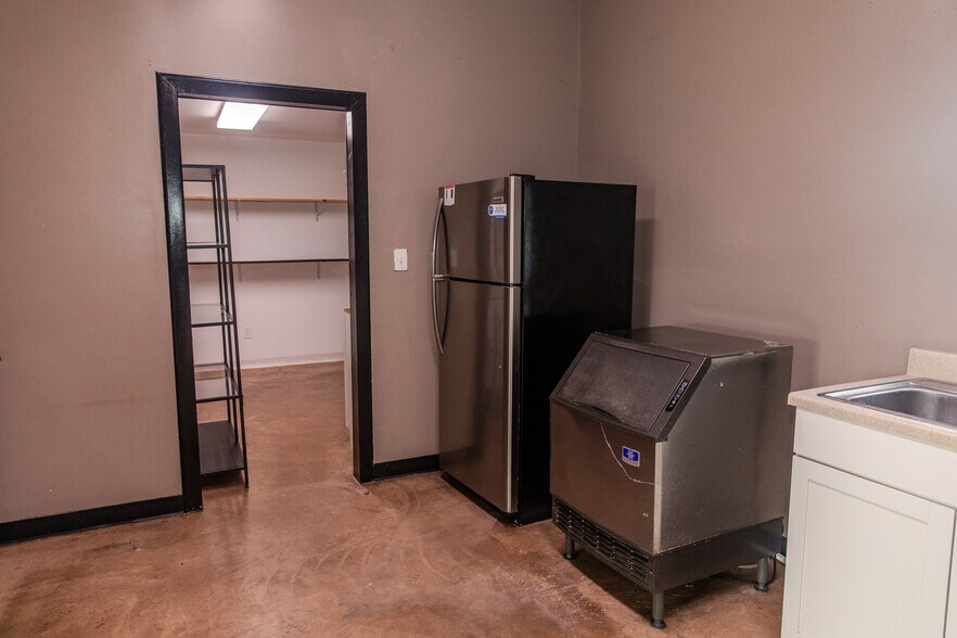 More Photos Of 1402 Bear St, Madison Specialty For Sale