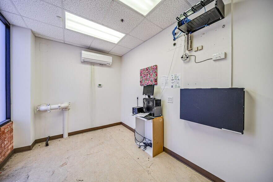 More Photos Of 29 S Chadbourne St, San Angelo Drugstore For Sale