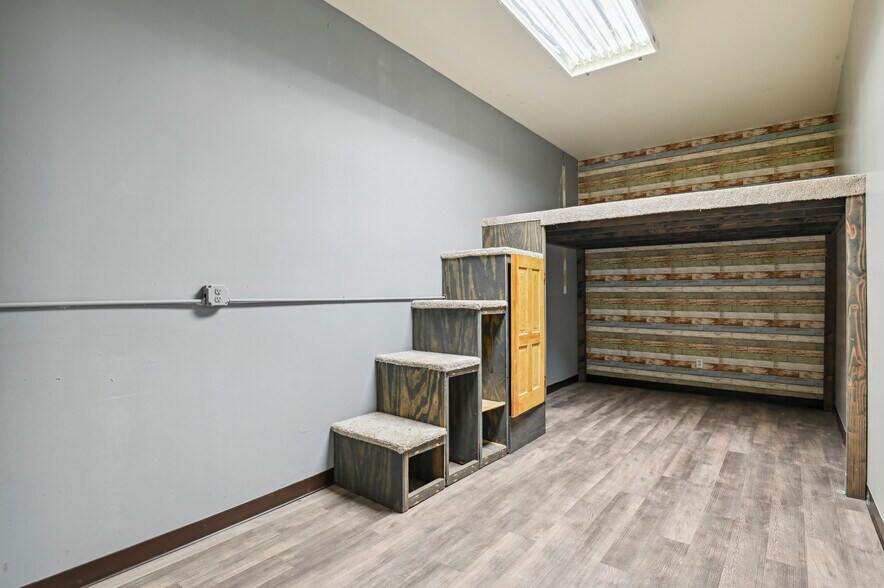 More Photos Of 308-314 W Basin Rd, New Castle Light Distribution For Lease