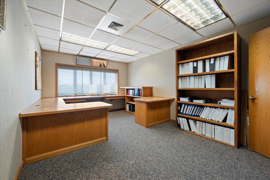More Photos Of 100 E Broadway Ave, Moses Lake Office For Sale