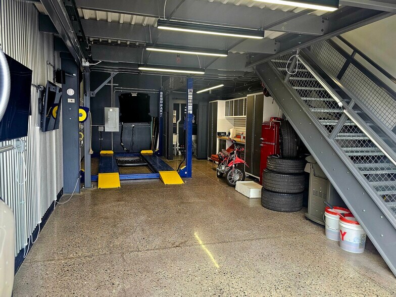 More Photos Of 48 Pit Ln, Pontiac Parking Garage For Sale