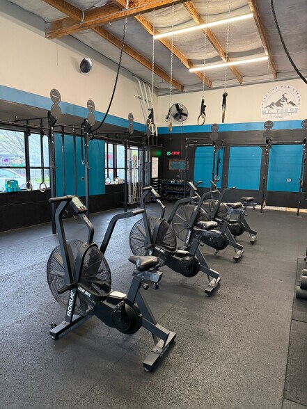 More Photos Of 8028 NE Glisan St, Portland Warehouse For Lease