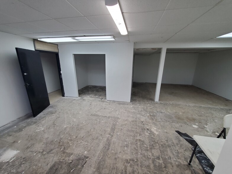 More Photos Of 9380 Watson Industrial Park, Crestwood Warehouse For Lease