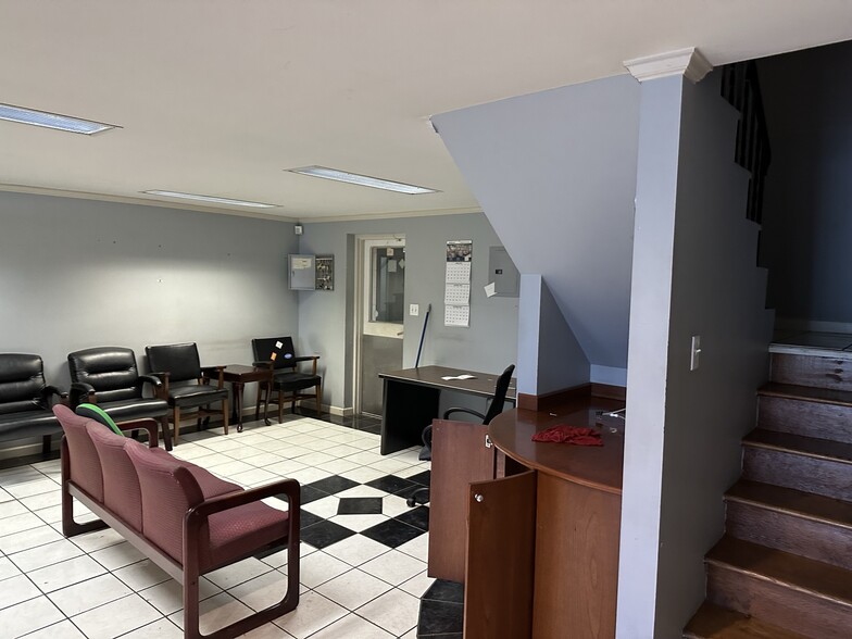 More Photos Of 2425 Burnside St, Knoxville Distribution For Sale