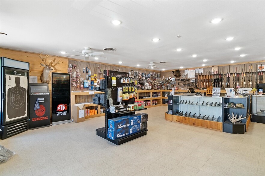 More Photos Of 701 E Pine St, Edgewood Flex For Lease