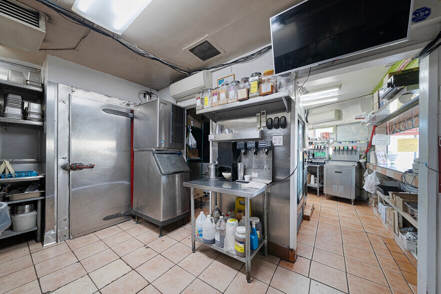 More Photos Of 201 W Whittier Blvd, Montebello Freestanding For Sale