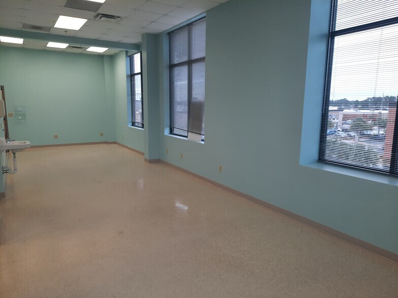 More Photos Of 509 Olde Waterford Way, Leland Office For Lease