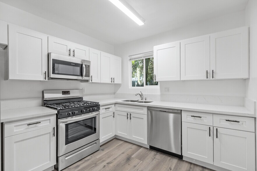 More Photos Of 8710 Sherwood Dr, West Hollywood Multifamily For Sale