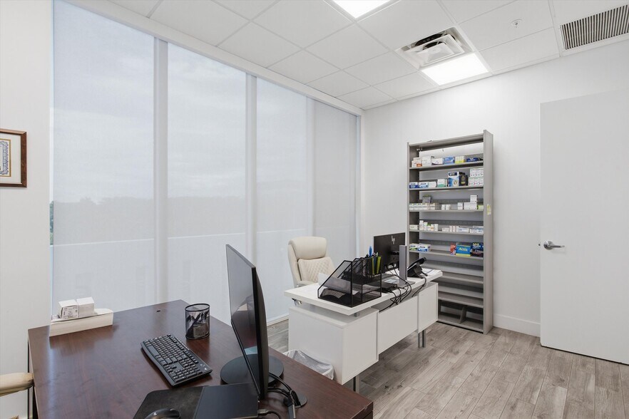 More Photos Of 10450 NW 33rd St, Doral Office For Sale