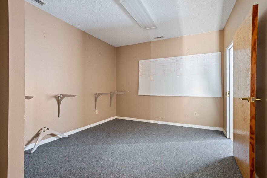 More Photos Of 735 N Townville St, Seneca Medical For Sale