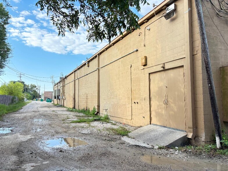 More Photos Of 1017 Bayou Rd, La Marque Storefront For Sale
